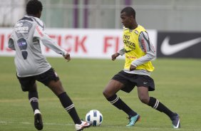 Moiss, de costas, Igor durante o treino desta manh no CT Joaquim Grava, no Parque Ecolgico do Tiete, o prximo jogo ser contra o Atltico-GO, domingo, dia 09/10, no Pacaembu, vlida pela 28 rodada do Brasileiro 2011