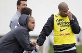 O atacante Adriano, ao lado do fisioterapeuta Caio Mello(e) durante o treino desta manh no CT Joaquim Grava, no Parque Ecolgico do Tiete, o prximo jogo ser contra o Atltico-GO, domingo, dia 09/10, no Pacaembu, vlida pela 28 rodada do Brasileiro 2011