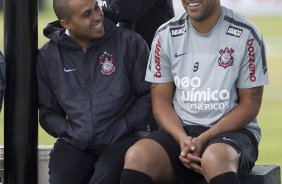 O atacante Adriano, ao lado do fisioterapeuta Caio Mello(e) e do preparador fsico Fabio Mahseredjian, em p, durante o treino desta manh no CT Joaquim Grava, no Parque Ecolgico do Tiete, o prximo jogo ser contra o Atltico-GO, domingo, dia 09/10, no Pacaembu, vlida pela 28 rodada do Brasileiro 2011