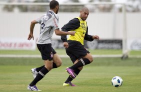 O atacante Adriano, com Wallace, durante o treino desta manh no CT Joaquim Grava, no Parque Ecolgico do Tiete, o prximo jogo ser contra o Atltico-GO, domingo, dia 09/10, no Pacaembu, vlida pela 28 rodada do Brasileiro 2011