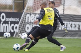O atacante Adriano divide a bola com Danilo Fernandes durante o treino desta manh no CT Joaquim Grava, no Parque Ecolgico do Tiete, o prximo jogo ser contra o Atltico-GO, domingo, dia 09/10, no Pacaembu, vlida pela 28 rodada do Brasileiro 2011