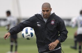 O atacante Adriano durante o treino desta manh no CT Joaquim Grava, no Parque Ecolgico do Tiete, o prximo jogo ser contra o Atltico-GO, domingo, dia 09/10, no Pacaembu, vlida pela 28 rodada do Brasileiro 2011