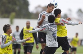 Wesley, Moiss, de costas, Marquinhos e Matheus durante o treino desta manh no CT Joaquim Grava, no Parque Ecolgico do Tiete, o prximo jogo ser contra o Atltico-GO, domingo, dia 09/10, no Pacaembu, vlida pela 28 rodada do Brasileiro 2011