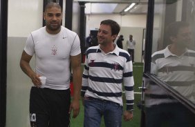 Adriano com o diretor de futebol Duilio Monteiro Alves nos vestiários antes da partida entre Corinthians x Atlético-GO, realizada esta noite no estádio do Pacaembu, válida pela 28ª rodada do Campeonato Brasileiro de 2011