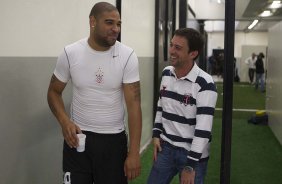 Adriano com o diretor de futebol Duilio Monteiro Alves nos vestiários antes da partida entre Corinthians x Atlético-GO, realizada esta noite no estádio do Pacaembu, válida pela 28ª rodada do Campeonato Brasileiro de 2011
