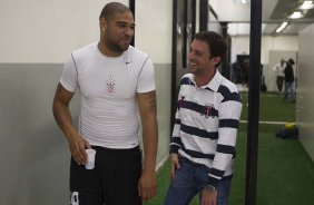 Adriano com o diretor de futebol Duilio Monteiro Alves nos vestirios antes da partida entre Corinthians x Atltico-GO, realizada esta noite no estdio do Pacaembu, vlida pela 28 rodada do Campeonato Brasileiro de 2011