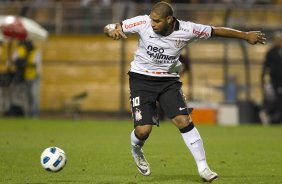 Adriano durante a partida entre Corinthians x Atlético-GO, realizada esta noite no estádio do Pacaembu, válida pela 28ª rodada do Campeonato Brasileiro de 2011