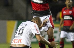 Adriano e Bida durante a partida entre Corinthians x Atlético-GO, realizada esta noite no estádio do Pacaembu, válida pela 28ª rodada do Campeonato Brasileiro de 2011