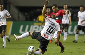 Adriano e Bida durante a partida entre Corinthians x Atlético-GO, realizada esta noite no estádio do Pacaembu, válida pela 28ª rodada do Campeonato Brasileiro de 2011