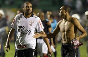Adriano e Luis Ramirez durante a partida entre Corinthians x Atlético-GO, realizada esta noite no estádio do Pacaembu, válida pela 28ª rodada do Campeonato Brasileiro de 2011