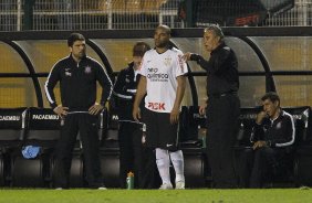 Adriano momentos antes de entrar durante a partida entre Corinthians x Atlético-GO, realizada esta noite no estádio do Pacaembu, válida pela 28ª rodada do Campeonato Brasileiro de 2011