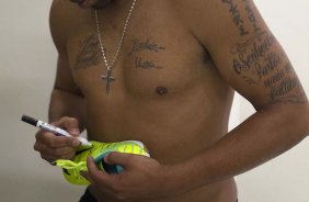 Adriano nos vestiários antes da partida entre Corinthians x Atlético-GO, realizada esta noite no estádio do Pacaembu, válida pela 28ª rodada do Campeonato Brasileiro de 2011