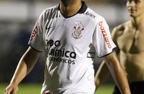 Adriano saindo de campo durante a partida entre Corinthians x Atlético-GO, realizada esta noite no estádio do Pacaembu, válida pela 28ª rodada do Campeonato Brasileiro de 2011