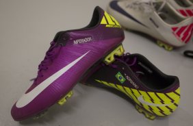 Chuteiras que o atacante Adriano usara hoje no Pacaembu, nos vestiários antes da partida entre Corinthians x Atlético-GO, realizada esta noite no estádio do Pacaembu, válida pela 28ª rodada do Campeonato Brasileiro de 2011