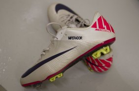 Chuteiras que o atacante Adriano usara hoje no Pacaembu, nos vestiários antes da partida entre Corinthians x Atlético-GO, realizada esta noite no estádio do Pacaembu, válida pela 28ª rodada do Campeonato Brasileiro de 2011