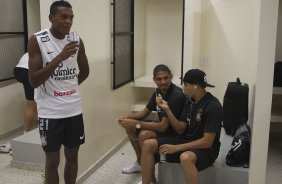 Edenilson; Wallace e Welder nos vestiários antes da partida entre Corinthians x Atlético-GO, realizada esta noite no estádio do Pacaembu, válida pela 28ª rodada do Campeonato Brasileiro de 2011