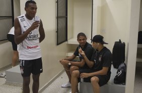 Edenilson; Wallace e Welder nos vestirios antes da partida entre Corinthians x Atltico-GO, realizada esta noite no estdio do Pacaembu, vlida pela 28 rodada do Campeonato Brasileiro de 2011