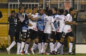 Leandro Castn comemora seu gol o primeiro do Corinthians durante a partida entre Corinthians x Atltico-GO, realizada esta noite no estdio do Pacaembu, vlida pela 28 rodada do Campeonato Brasileiro de 2011