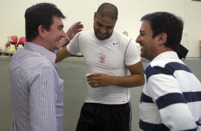 O presidente do Corinthians Andres Sanchez com Adriano e o diretor Duilio Monteiro Alves(d) nos vestiários antes da partida entre Corinthians x Atlético-GO, realizada esta noite no estádio do Pacaembu, válida pela 28ª rodada do Campeonato Brasileiro de 2011