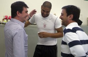 O presidente do Corinthians Andres Sanchez com Adriano e o diretor Duilio Monteiro Alves(d) nos vestirios antes da partida entre Corinthians x Atltico-GO, realizada esta noite no estdio do Pacaembu, vlida pela 28 rodada do Campeonato Brasileiro de 2011