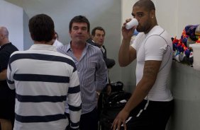 O presidente do Corinthians Andres Sanchez e Adriano nos vestiários antes da partida entre Corinthians x Atlético-GO, realizada esta noite no estádio do Pacaembu, válida pela 28ª rodada do Campeonato Brasileiro de 2011