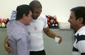 O presidente do Corinthians Andres Sanchez(e) com Adriano e o diretor Duilio Monteiro Alves nos vestirios antes da partida entre Corinthians x Atltico-GO, realizada esta noite no estdio do Pacaembu, vlida pela 28 rodada do Campeonato Brasileiro de 2011