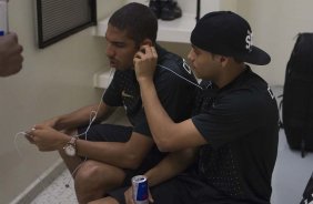 Wallace e Welder nos vestiários antes da partida entre Corinthians x Atlético-GO, realizada esta noite no estádio do Pacaembu, válida pela 28ª rodada do Campeonato Brasileiro de 2011