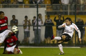 Willian chuta e faz e segundo gol do Corinthians durante a partida entre Corinthians x Atltico-GO, realizada esta noite no estdio do Pacaembu, vlida pela 28 rodada do Campeonato Brasileiro de 2011