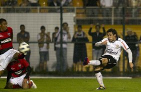 Willian chuta e faz e segundo gol do Corinthians durante a partida entre Corinthians x Atlético-GO, realizada esta noite no estádio do Pacaembu, válida pela 28ª rodada do Campeonato Brasileiro de 2011