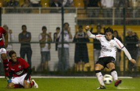 Willian chuta e faz o segundo gol do Corinthians durante a partida entre Corinthians x Atlético-GO, realizada esta noite no estádio do Pacaembu, válida pela 28ª rodada do Campeonato Brasileiro de 2011