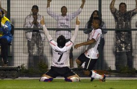 Willian comemora seu gol o segundo do Corinthians durante a partida entre Corinthians x Atlético-GO, realizada esta noite no estádio do Pacaembu, válida pela 28ª rodada do Campeonato Brasileiro de 2011