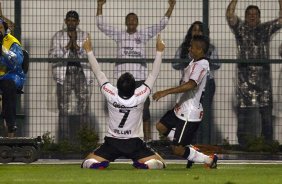 Willian comemora seu gol o segundo do Corinthians durante a partida entre Corinthians x Atltico-GO, realizada esta noite no estdio do Pacaembu, vlida pela 28 rodada do Campeonato Brasileiro de 2011