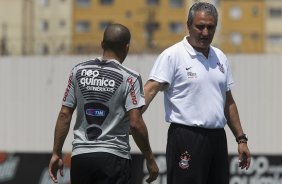 Tite conversa com Emersom, de costas, durante o treino desta manh no CT Joaquim Grava, no Parque Ecolgico do Tiete, o prximo jogo ser contra o Botafogo, quarta-feira a noite, dia 12/10, no Pacaembu, vlida pela 29 rodada do Brasileiro 2011