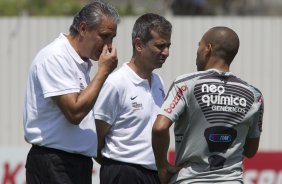 Tite e o preparador fsico Fabio Mahseredjian conversam com Emerson  durante o treino desta manh no CT Joaquim Grava, no Parque Ecolgico do Tiete, o prximo jogo ser contra o Botafogo, quarta-feira a noite, dia 12/10, no Pacaembu, vlida pela 29 rodada do Brasileiro 2011