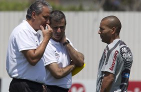 Tite e o preparador fsico Fabio Mahseredjian conversam com Emerson  durante o treino desta manh no CT Joaquim Grava, no Parque Ecolgico do Tiete, o prximo jogo ser contra o Botafogo, quarta-feira a noite, dia 12/10, no Pacaembu, vlida pela 29 rodada do Brasileiro 2011