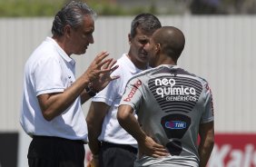 Tite e o preparador fsico Fabio Mahseredjian conversam com Emerson durante o treino desta manh no CT Joaquim Grava, no Parque Ecolgico do Tiete, o prximo jogo ser contra o Botafogo, quarta-feira a noite, dia 12/10, no Pacaembu, vlida pela 29 rodada do Brasileiro 2011