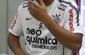 Adriano nos vestiários antes da partida entre Corinthians x Botafogo, realizada esta noite no estádio do Pacaembu, válida pela 29ª rodada do Campeonato Brasileiro de 2011
