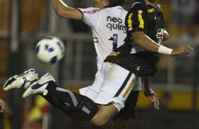 Alex e Antônio Carlos durante a partida entre Corinthians x Botafogo, realizada esta noite no estádio do Pacaembu, válida pela 29ª rodada do Campeonato Brasileiro de 2011
