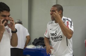 Bruno Mazziotti, fisioterapeuta, e Adriano nos vestiários antes da partida entre Corinthians x Botafogo, realizada esta noite no estádio do Pacaembu, válida pela 29ª rodada do Campeonato Brasileiro de 2011