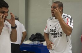 Bruno Mazziotti, fisioterapeuta, e Adriano nos vestirios antes da partida entre Corinthians x Botafogo, realizada esta noite no estdio do Pacaembu, vlida pela 29 rodada do Campeonato Brasileiro de 2011