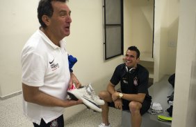 Carlos, roupeiro, conversa com Leandro Castn nos vestirios antes da partida entre Corinthians x Botafogo, realizada esta noite no estdio do Pacaembu, vlida pela 29 rodada do Campeonato Brasileiro de 2011