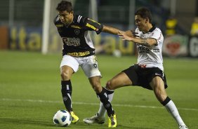 Elkesson e Fabio Santos durante a partida entre Corinthians x Botafogo, realizada esta noite no estádio do Pacaembu, válida pela 29ª rodada do Campeonato Brasileiro de 2011