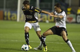 Elkesson e Fabio Santos durante a partida entre Corinthians x Botafogo, realizada esta noite no estdio do Pacaembu, vlida pela 29 rodada do Campeonato Brasileiro de 2011