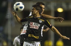 Elkesson e Fabio Santos durante a partida entre Corinthians x Botafogo, realizada esta noite no estdio do Pacaembu, vlida pela 29 rodada do Campeonato Brasileiro de 2011