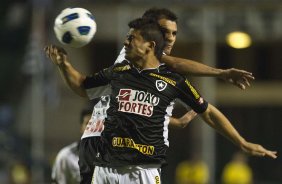 Elkesson e Fabio Santos durante a partida entre Corinthians x Botafogo, realizada esta noite no estádio do Pacaembu, válida pela 29ª rodada do Campeonato Brasileiro de 2011