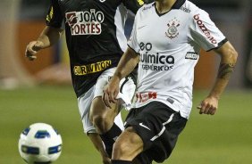 Elkesson e Fabio Santos durante a partida entre Corinthians x Botafogo, realizada esta noite no estádio do Pacaembu, válida pela 29ª rodada do Campeonato Brasileiro de 2011