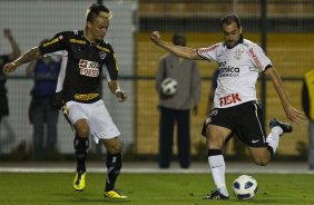 Fabio Ferreira e Danilo durante a partida entre Corinthians x Botafogo, realizada esta noite no estádio do Pacaembu, válida pela 29ª rodada do Campeonato Brasileiro de 2011