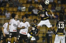 Fabio Ferreira(d) durante a partida entre Corinthians x Botafogo, realizada esta noite no estádio do Pacaembu, válida pela 29ª rodada do Campeonato Brasileiro de 2011