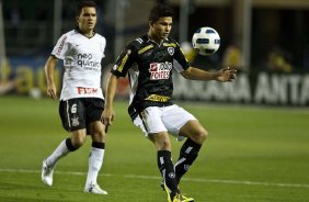 Fabio Santos e Elkesson durante a partida entre Corinthians x Botafogo, realizada esta noite no estádio do Pacaembu, válida pela 29ª rodada do Campeonato Brasileiro de 2011