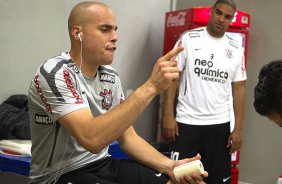 Julio Cesar, que completa 100 jogos hoje, e Adriano nos vestirios antes da partida entre Corinthians x Botafogo, realizada esta noite no estdio do Pacaembu, vlida pela 29 rodada do Campeonato Brasileiro de 2011